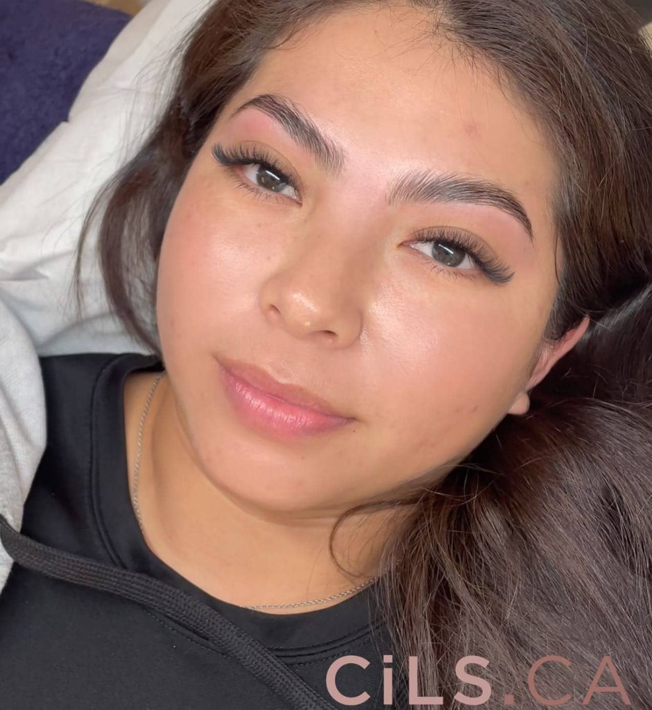 Une jeune femme après avoir reçu le soin de lamination des sourcils chez Cils.ca